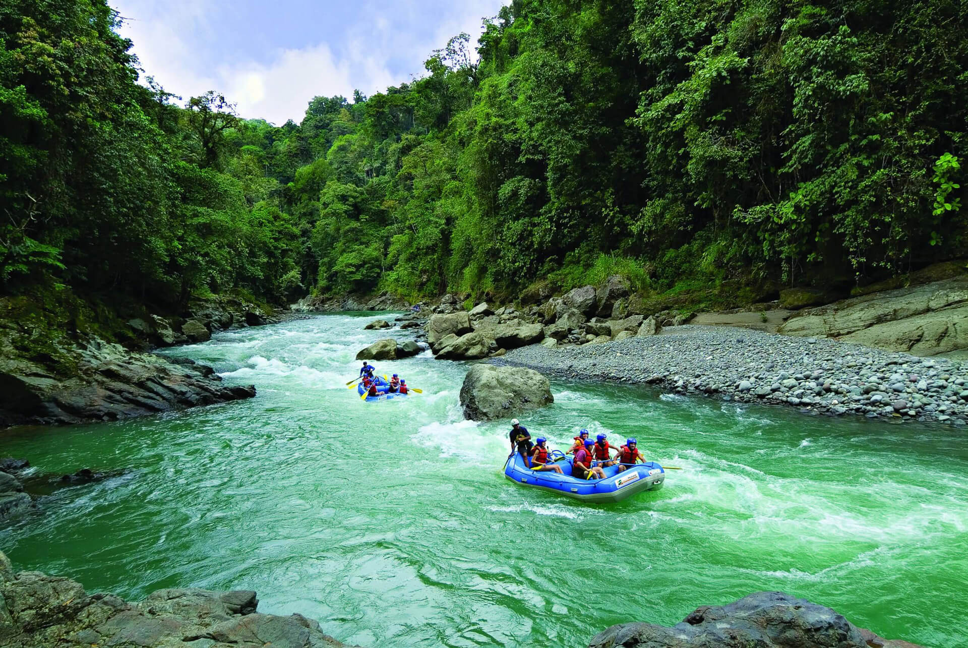 Rafting excursion in the Pacuare River during a private Costa Rica luxury tour