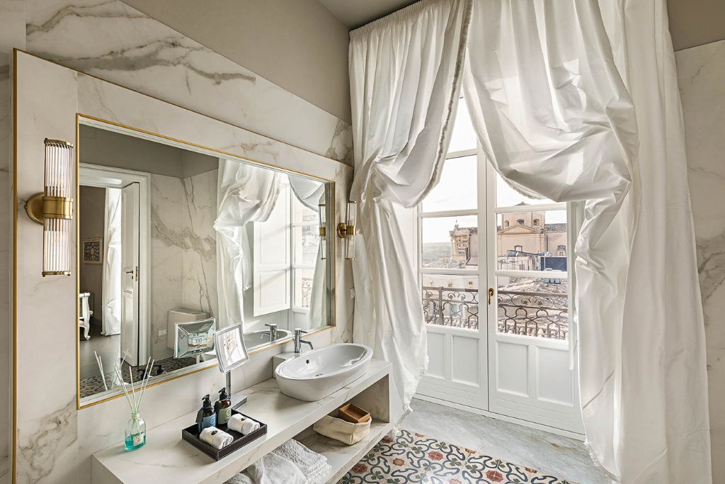The ensuite in the Seven Rooms Villadorata in Noto