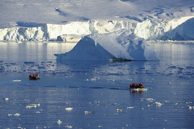 Zodiac Excursión Icebergs Antarctica