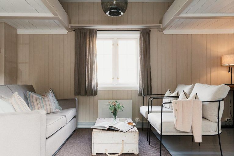 The living area in the Cabin Suite Harbor View room at Nusfjord