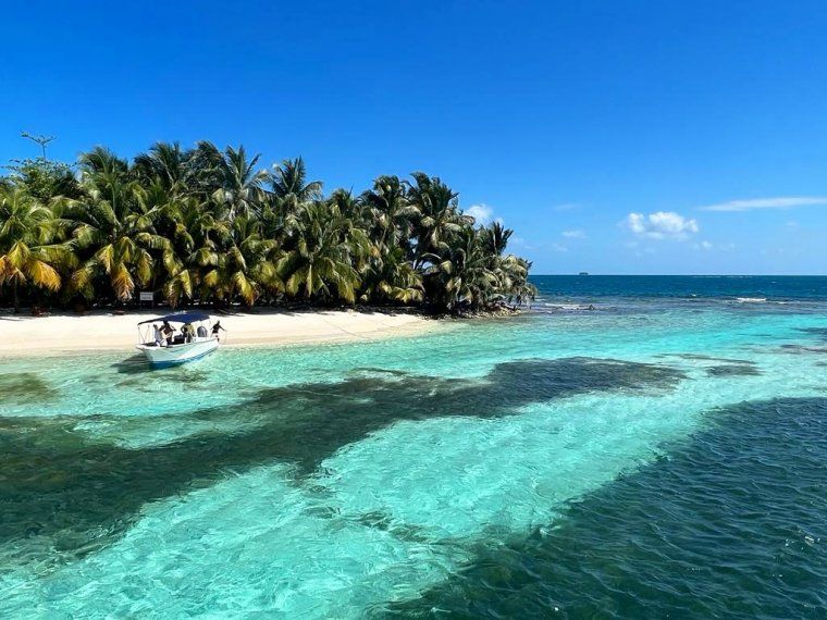 Private boat tour to uninhabited caye in Belize