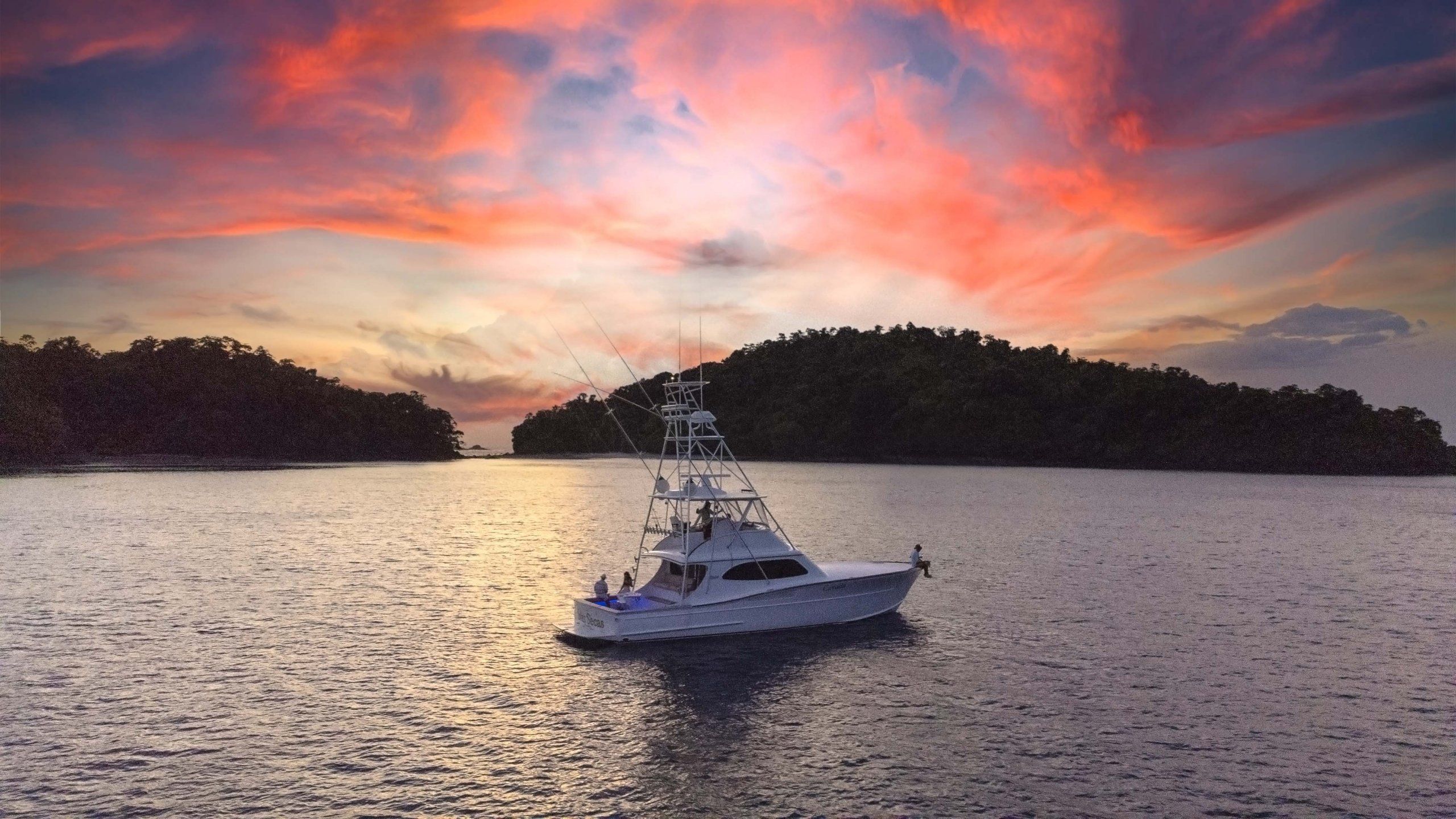 Private yacht sunset cruise in Islas Secas