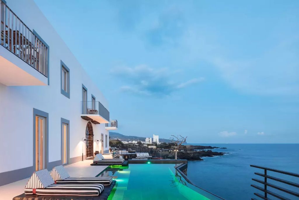 The swimming pool by the ocean at WHITE Exclusive Suites.