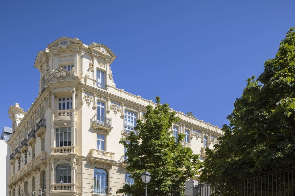 The exterior of Hotel Urso in Madrid with trees in the foreground.