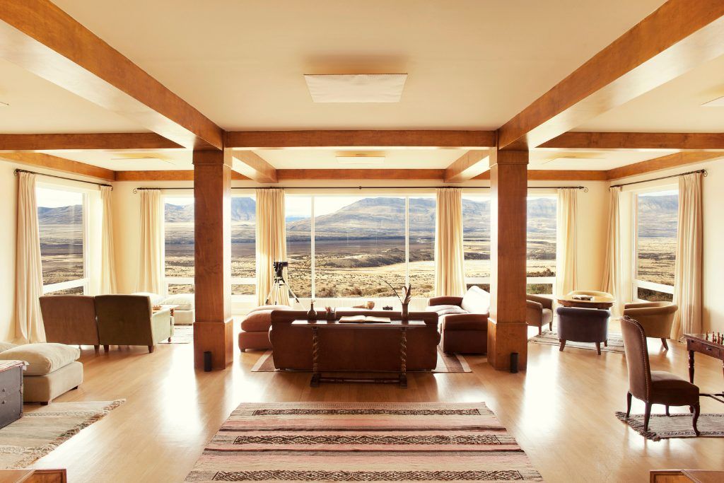 A view of the common area in Eolo lodge.