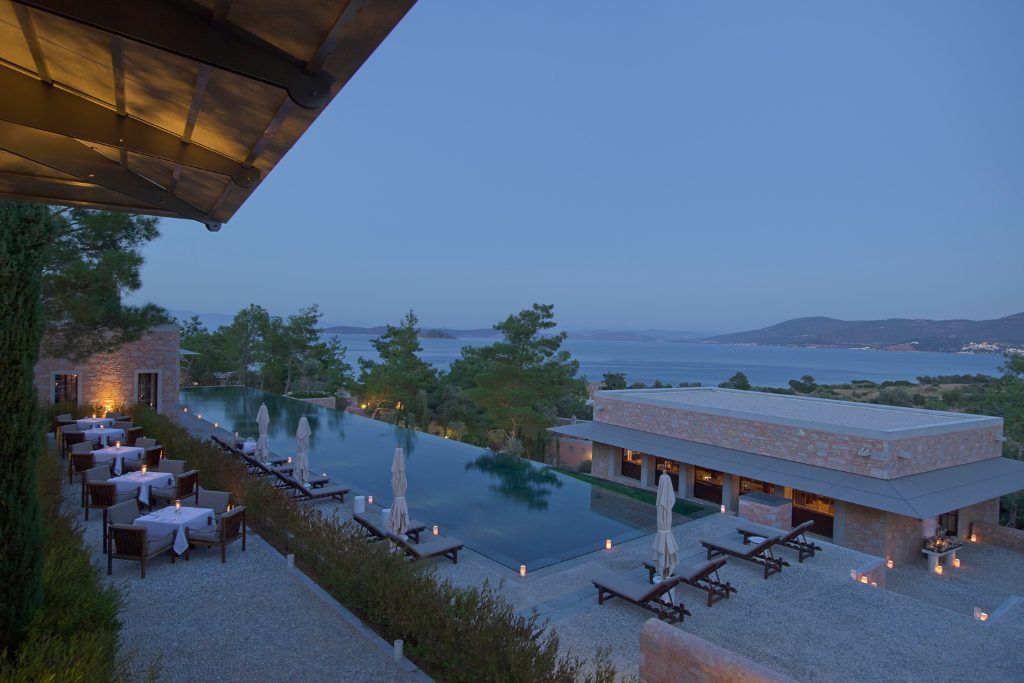 A twilight view of the outdoor infinity pool at Amanruya.