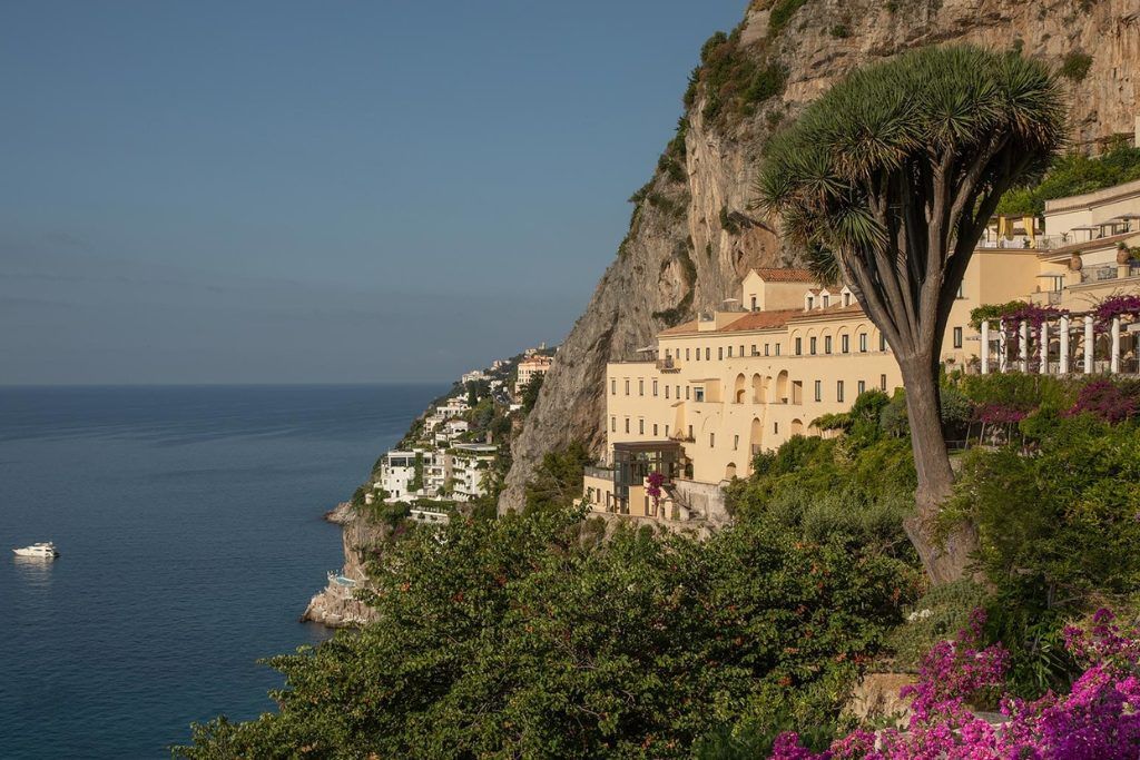 A view of the Anantara Convento di Amalfi Grand Hotel along a cliff.