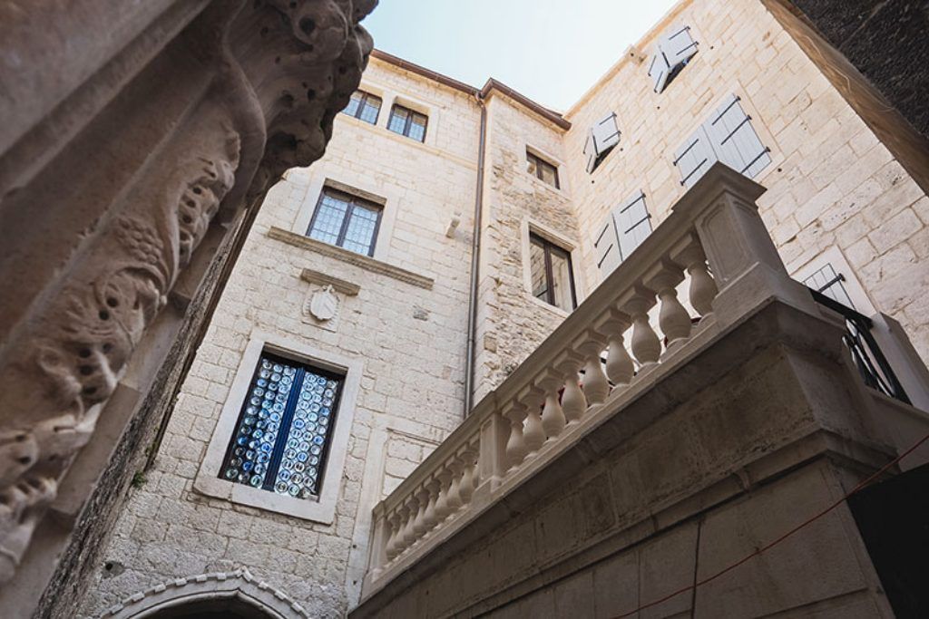 The courtyard at the Cardo Hotel.