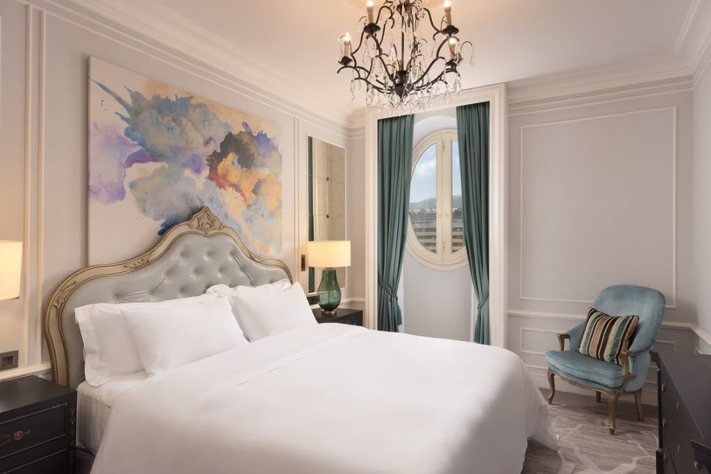 A bedroom in Hotel Maria Cristina.