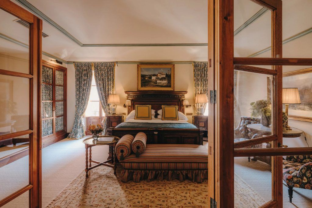 A room with wooden accents at Grand Hotel Son Net.