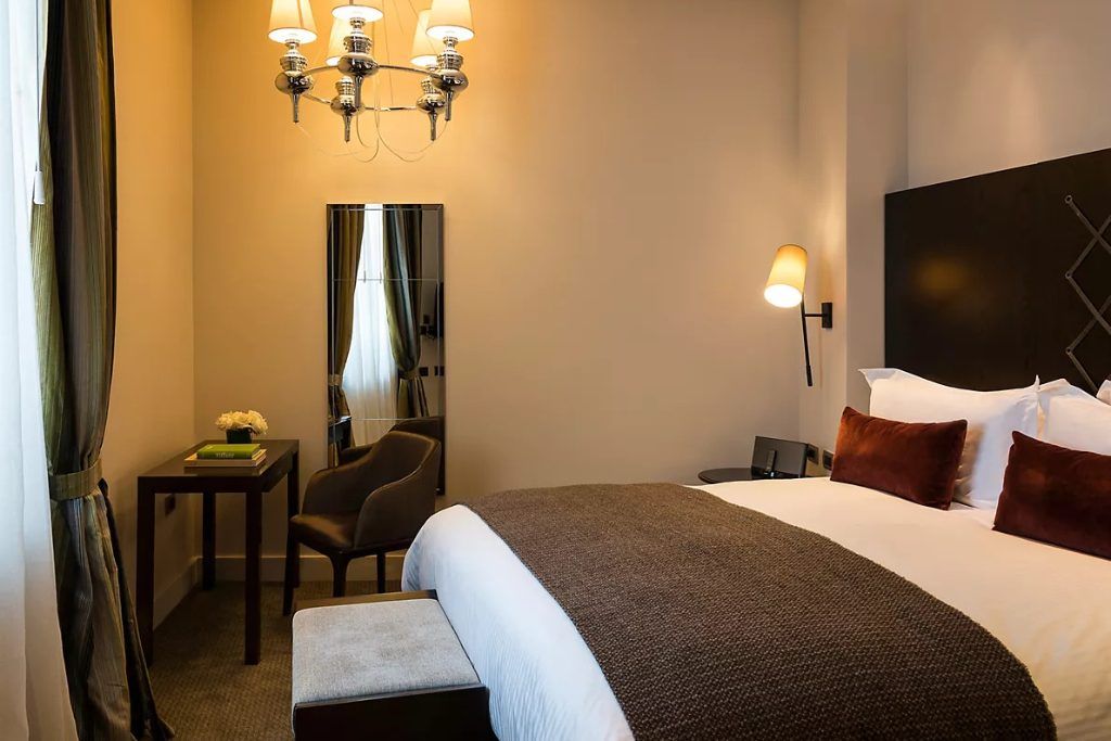 One of the rooms in the Sofitel Montevideo with a small window.
