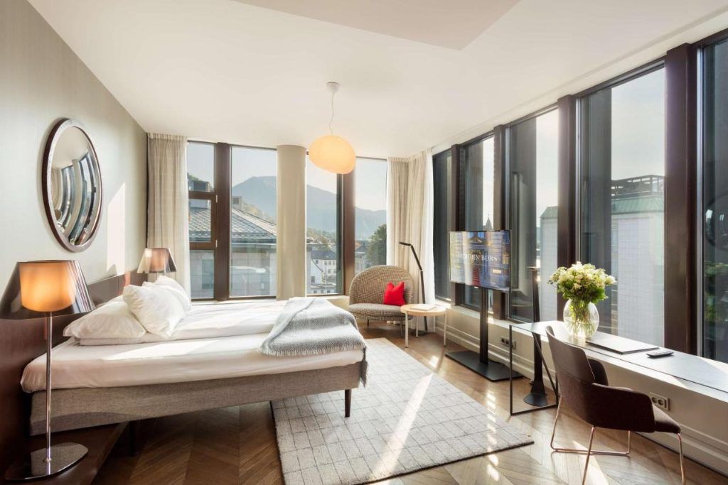A modern bedroom in the Bergen Børs hotel in Bergen.