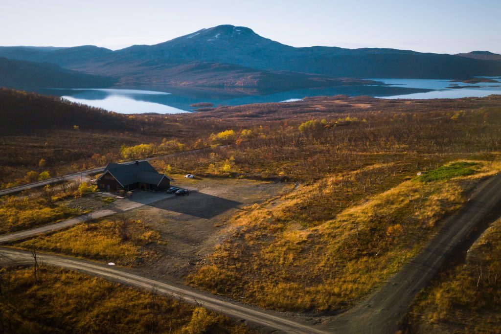 An aerial view of Skaret Lodge with the mountains in the background.