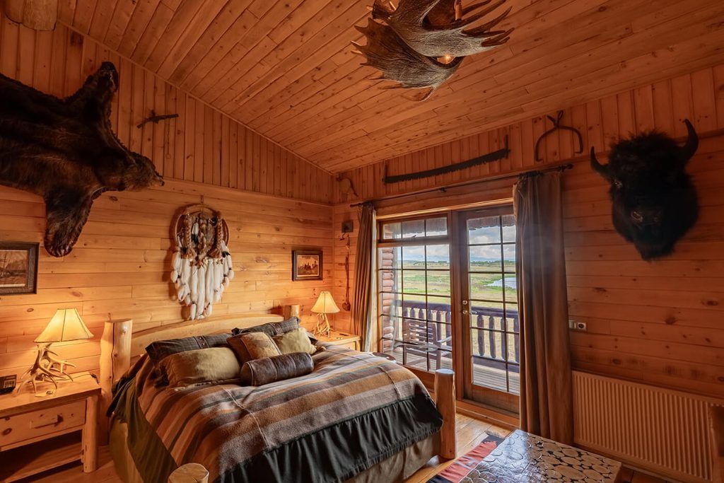 A bedroom made of wood with rustic accents in Hotel Rangá.
