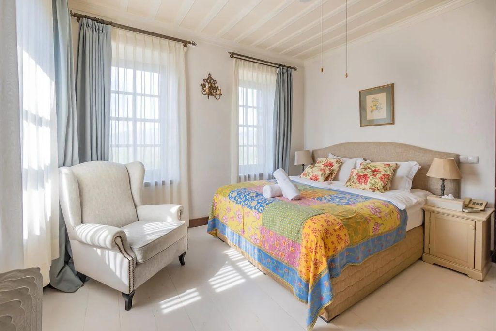 One of the cozy rooms with a colorful quilt at Güllü Konakları.