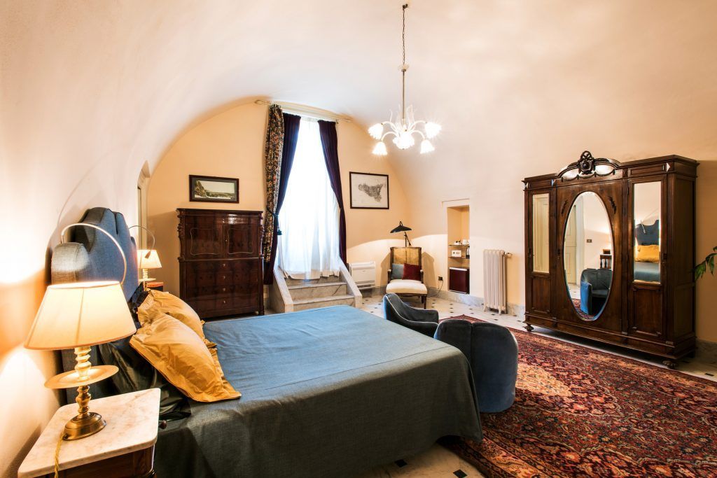 A room in Villa Tasca with historic accents and a domed ceiling.