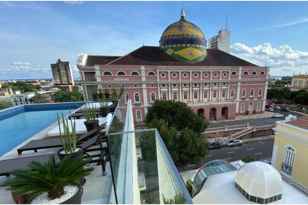 An exterior view of Hotel Juma Opera in Maaus with a view of the rooftop pool on the left.