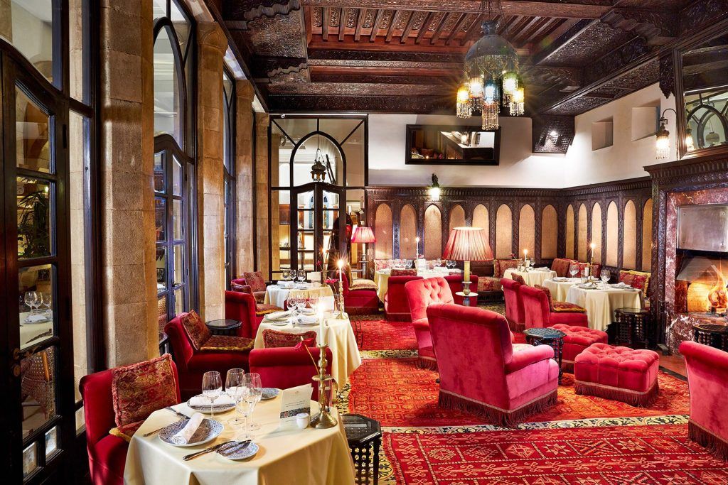 A lounge with red decor at the Heure Bleu Palais.