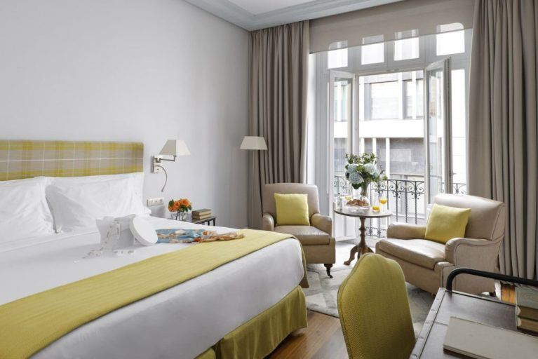 A room with green accents at Hotel Urso.