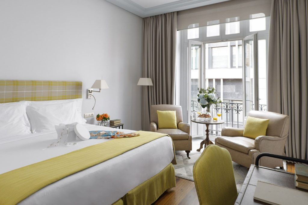 A room with green accents at Hotel Urso.