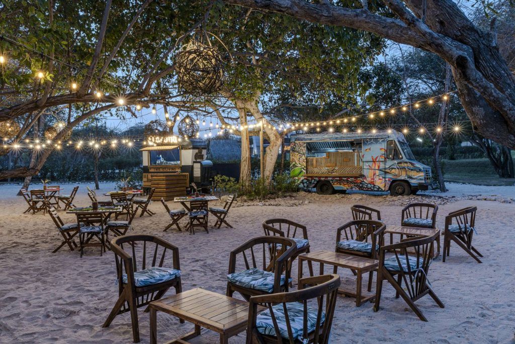 The patio with tables and chairs at the Sofitel Baru Calablanca.