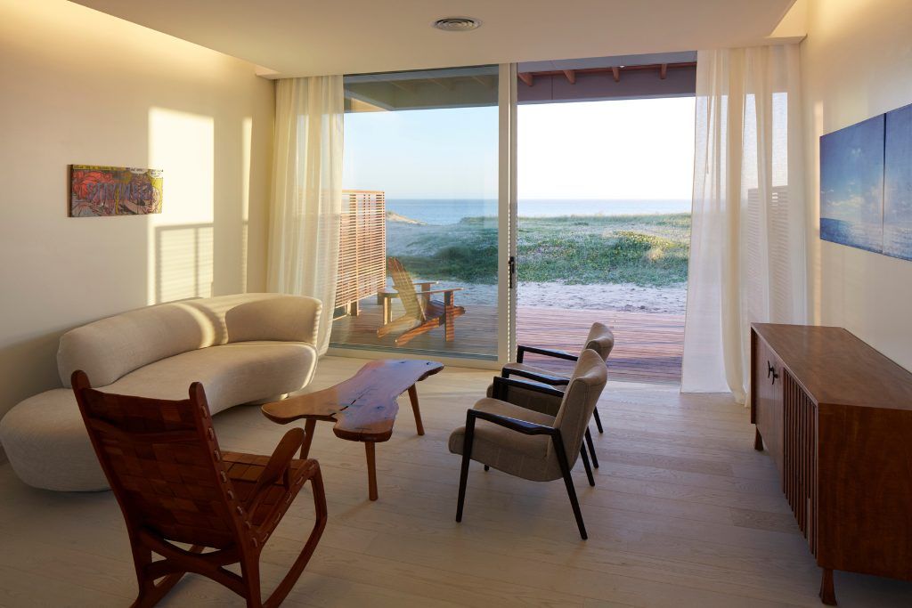 The living area in one of the rooms at Bahia Vik with access to the beach.
