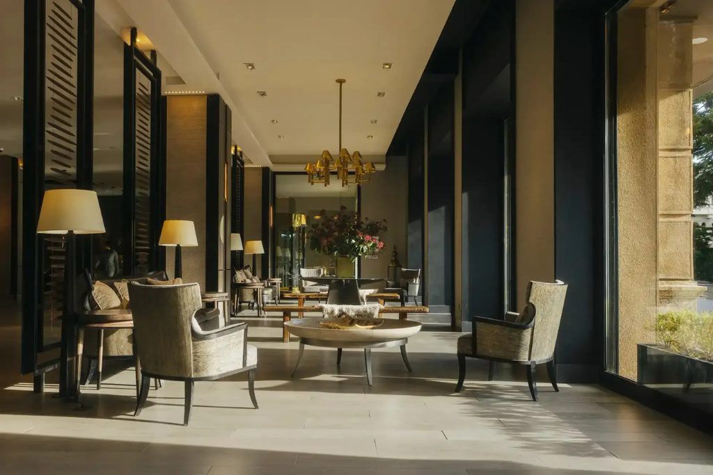 The lobby with armchairs and lamps in the Cabo de Hornos hotel.