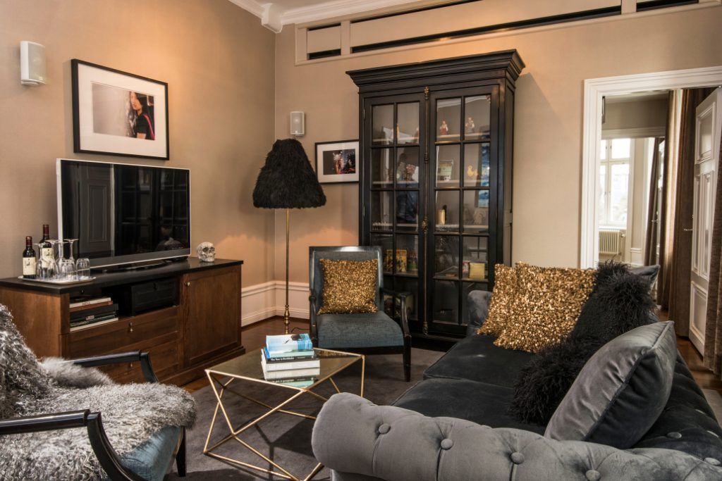A cozy living space with a TV and couches in the Lydmar Hotel.