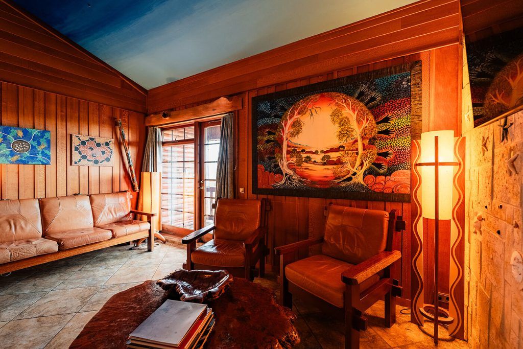 A rustic lounge in Hotel Rangá with paintings on the walls.