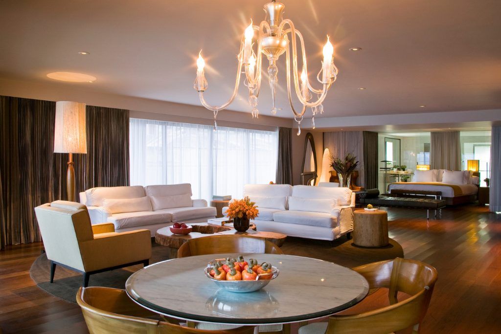 A lounge area with two couches in Hotel Fasano Rio.