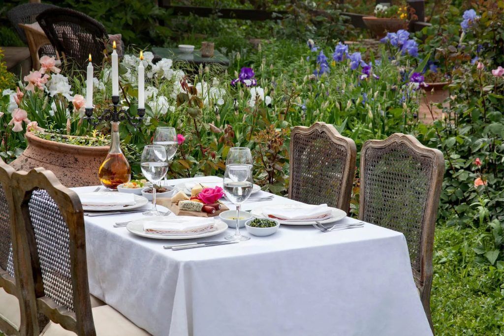 A dining table in an outdoor garden at Güllü Konakları.