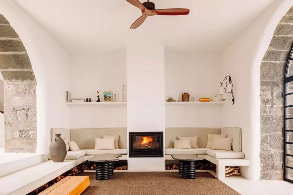 The lounge with a fireplace at WHITE Exclusive Suites.