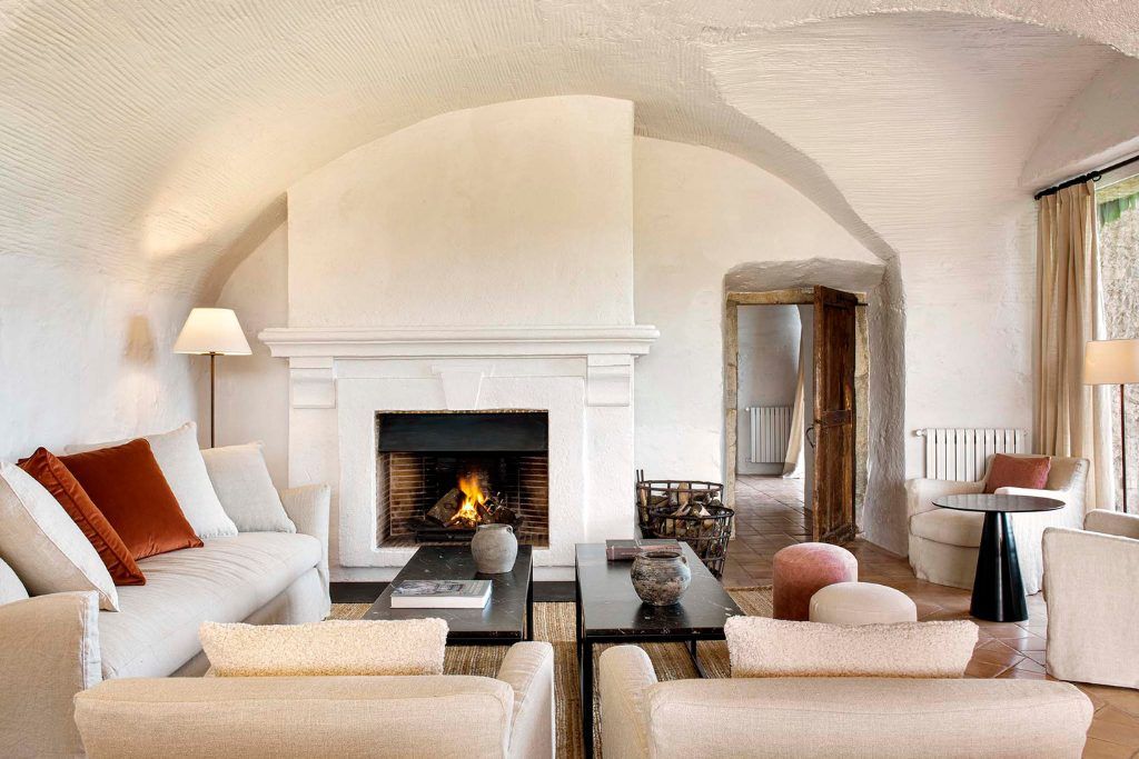 A cozy lounge with a fireplace in Mas de Torrent.
