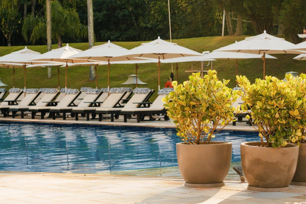 The swimming pool and lounge chairs at Hotel Das Cataratas.