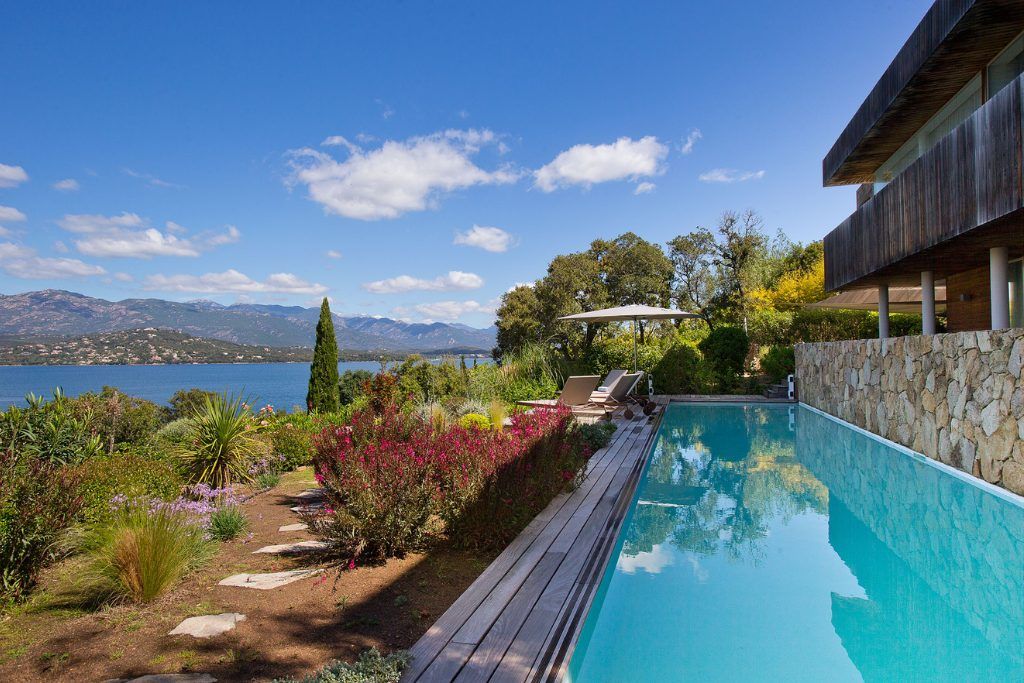 The outdoor swimming pool overlooking the ocean at Casadelmar.