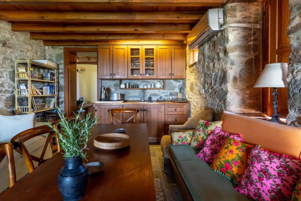 The lounge with wooden walls and accents at Güllü Konakları.