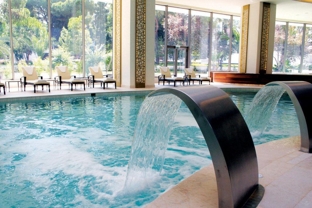The indoor swimming pool at Swissotel Büyük Efes.