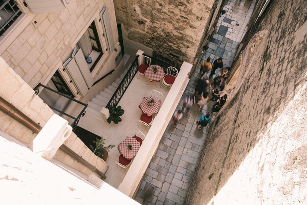 An aerial view of the courtyard at Cardo Hotel