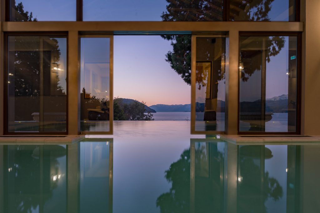 The swimming pool in the Villa Beluno in Bariloche.