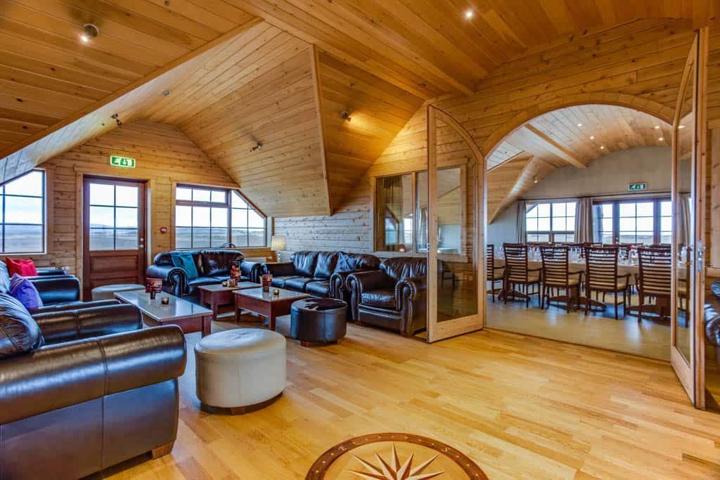 A large living area in Hotel Rangá with several couches.