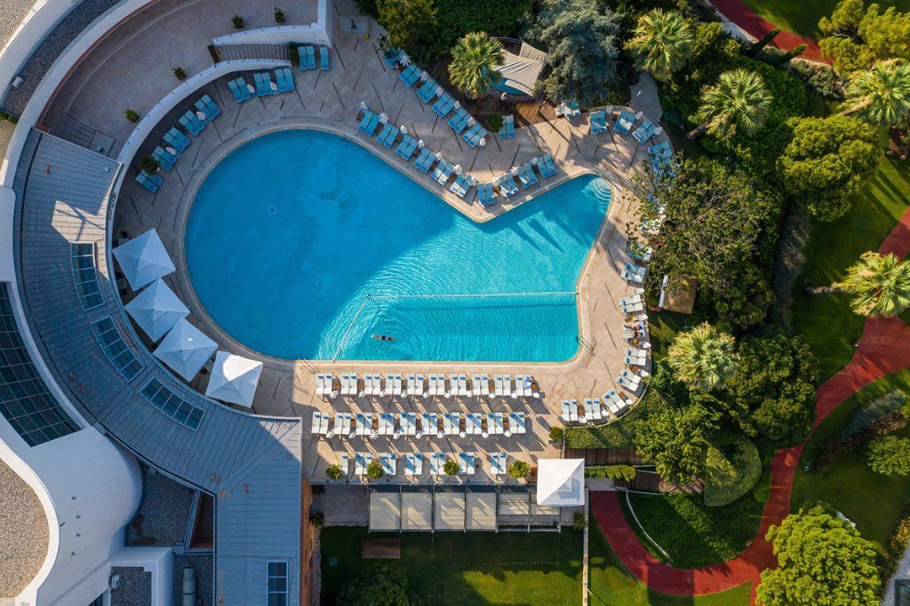 An aerial view of the swimming pool at Swissotel Büyük Efes.