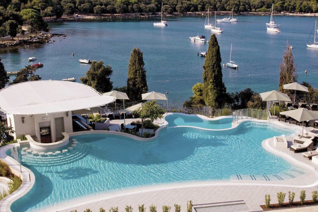The outdoor pool looking the ocean at Monte Mullini.