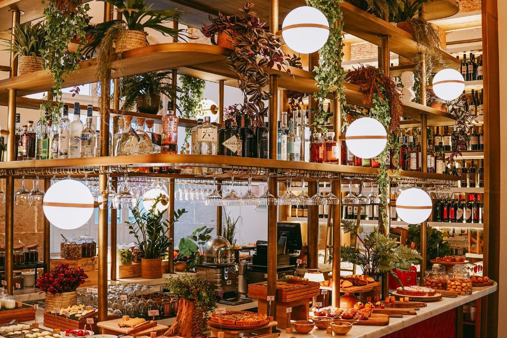 A restaurant with greenery at the Palacio Ludovice.