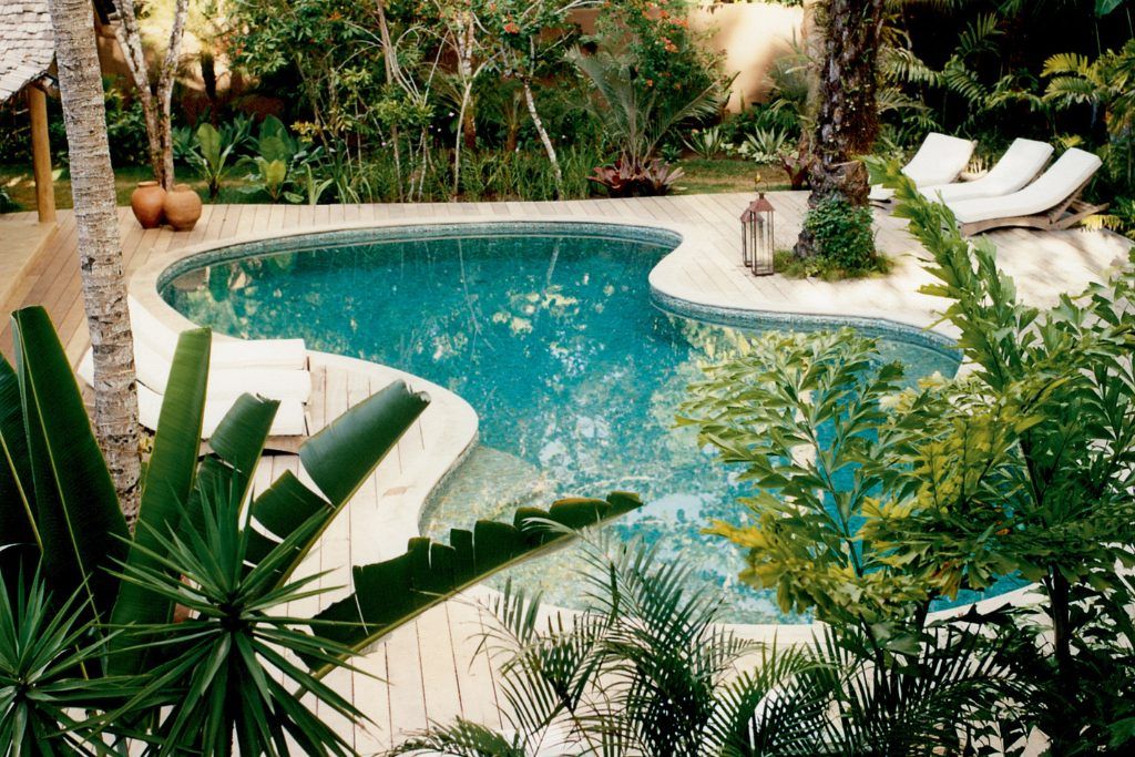 The swimming pool with greenery around it at UAXA Casa Hotel.