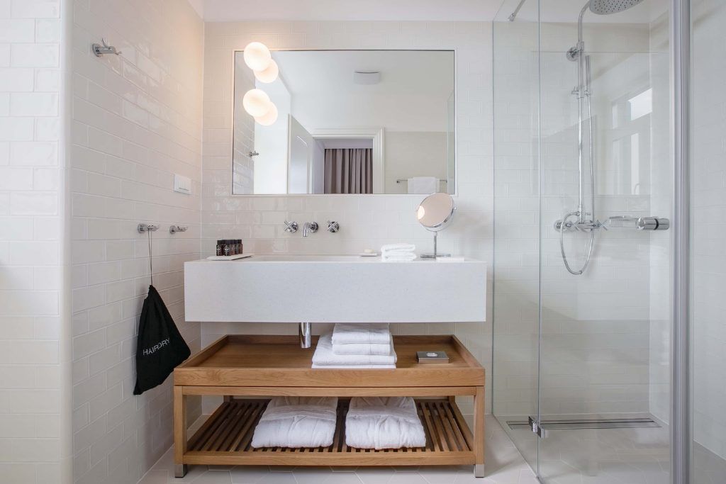 A bathroom in one of the rooms at Hotel Fermai.