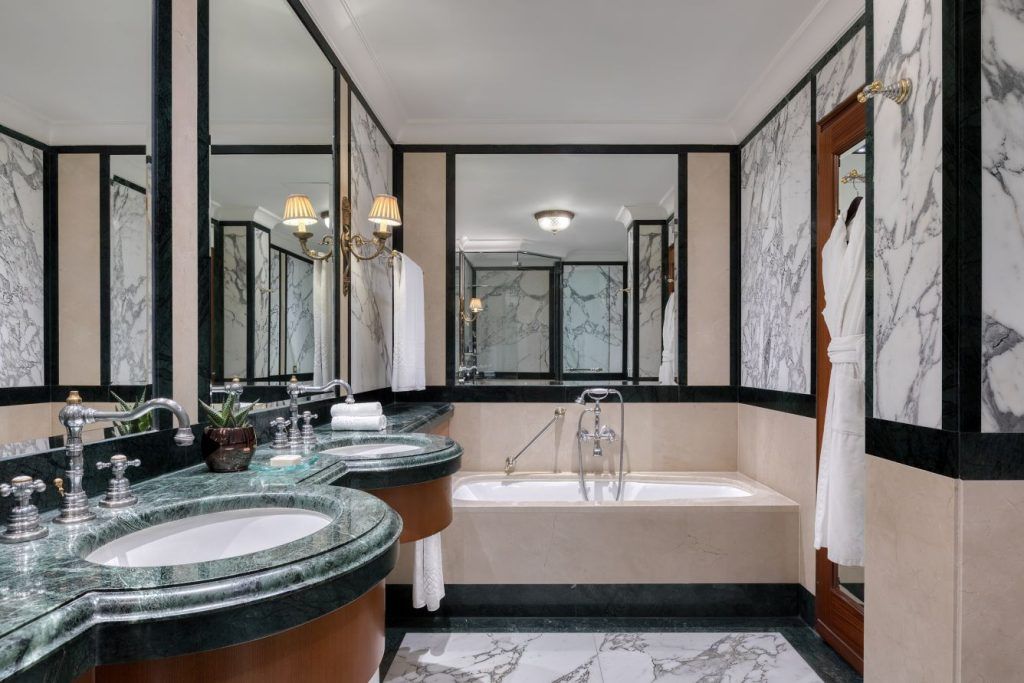 A Hotel Grande Bretagne King Room bathroom.