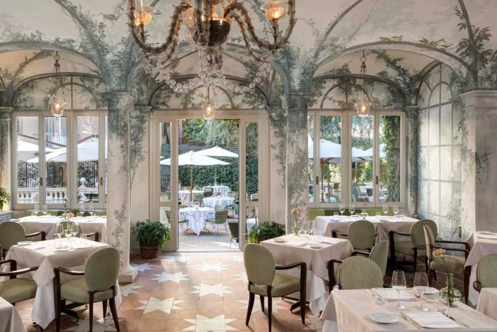 The restaurant at Hotel de Russie with green accents.