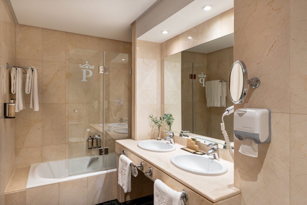One of the bathrooms inside the Parador Ronda Hotel.