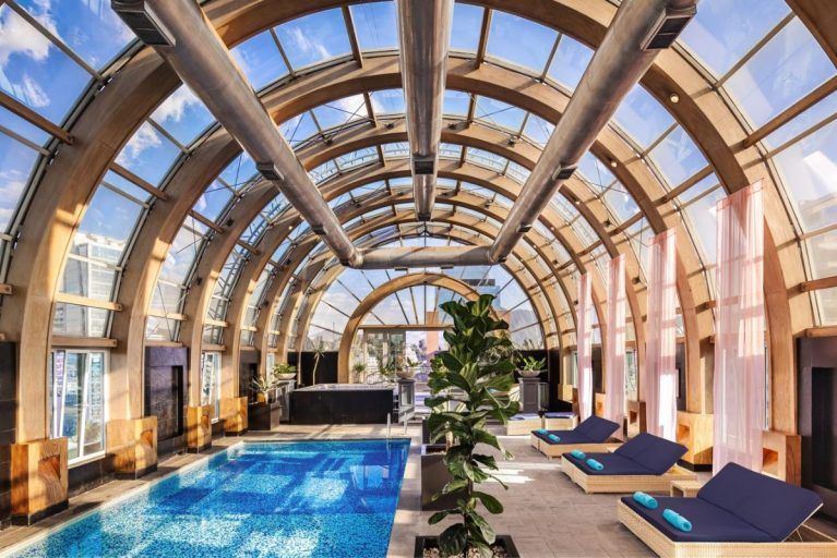 The rooftop pool at the Singular Santiago.